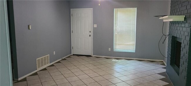 Building Photo - 822 Sahara Ave