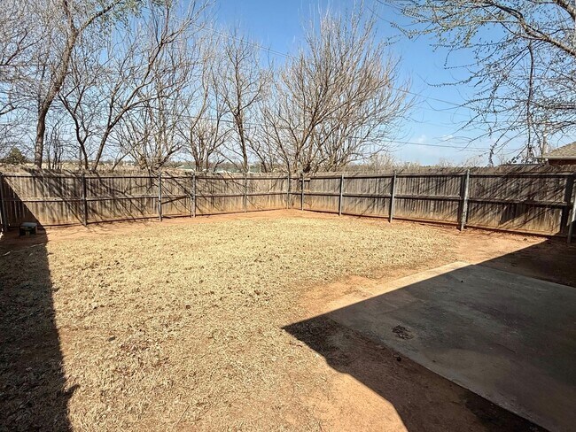 Building Photo - Cute 3 Bed Duplex In Yukon