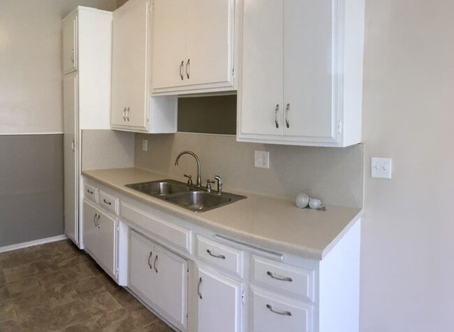 Building Photo - Mid Town Ventura - One Bedroom, One Bathro...