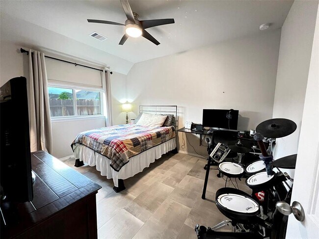 Building Photo - 25402 Kidwiler Dr