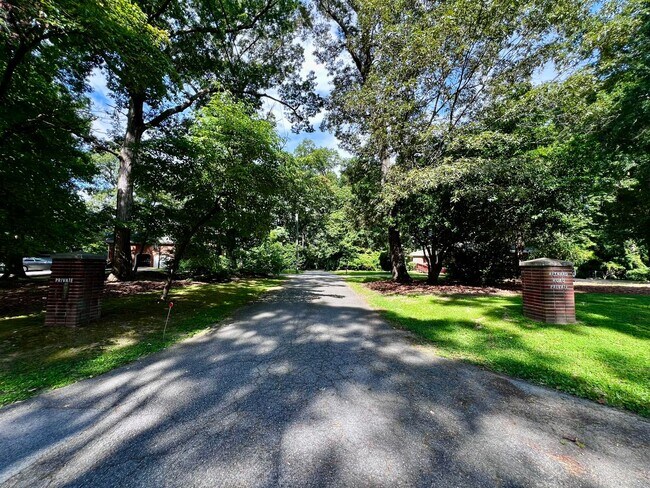 Building Photo - STUNNING home with fully finished BASEMENT!!!