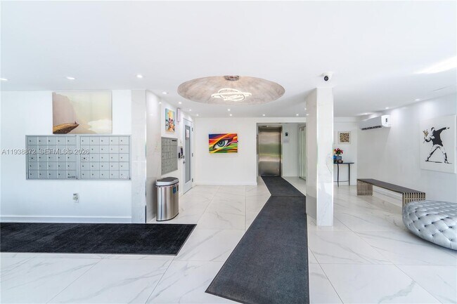 Building Photo - 720 Collins Ave