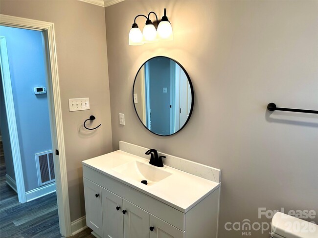 Building Photo - 2121 Charlotte Hwy