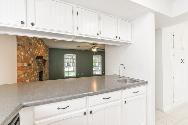 Building Photo - 2203 Riverford Dr