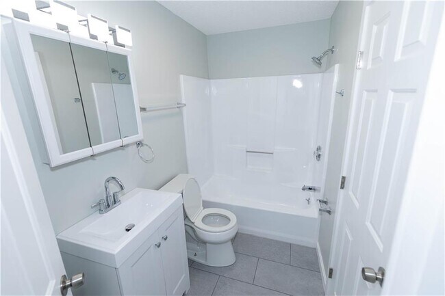 Building Photo - 2 School St