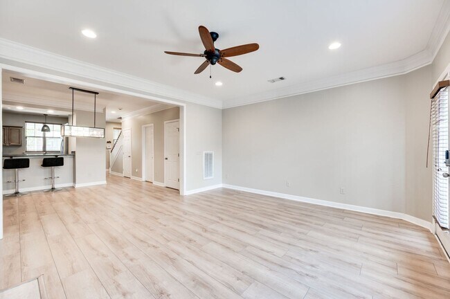 Building Photo - Awesome 2BE/2.5BA in the Pristine Park at ...