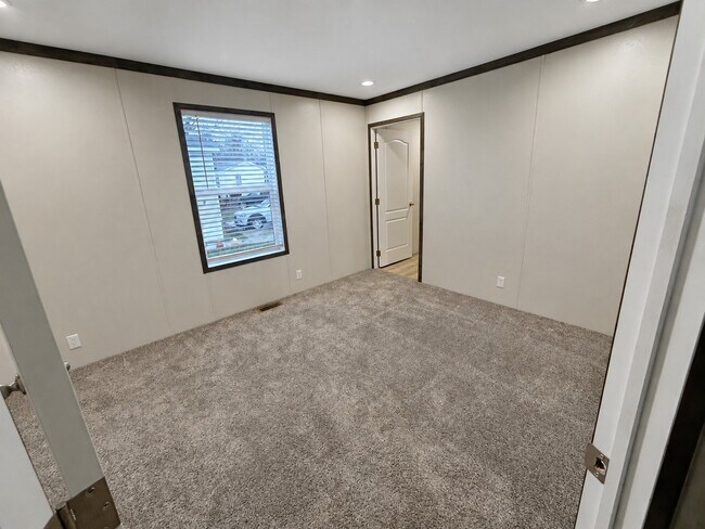 Building Photo - 323 Utah Ct