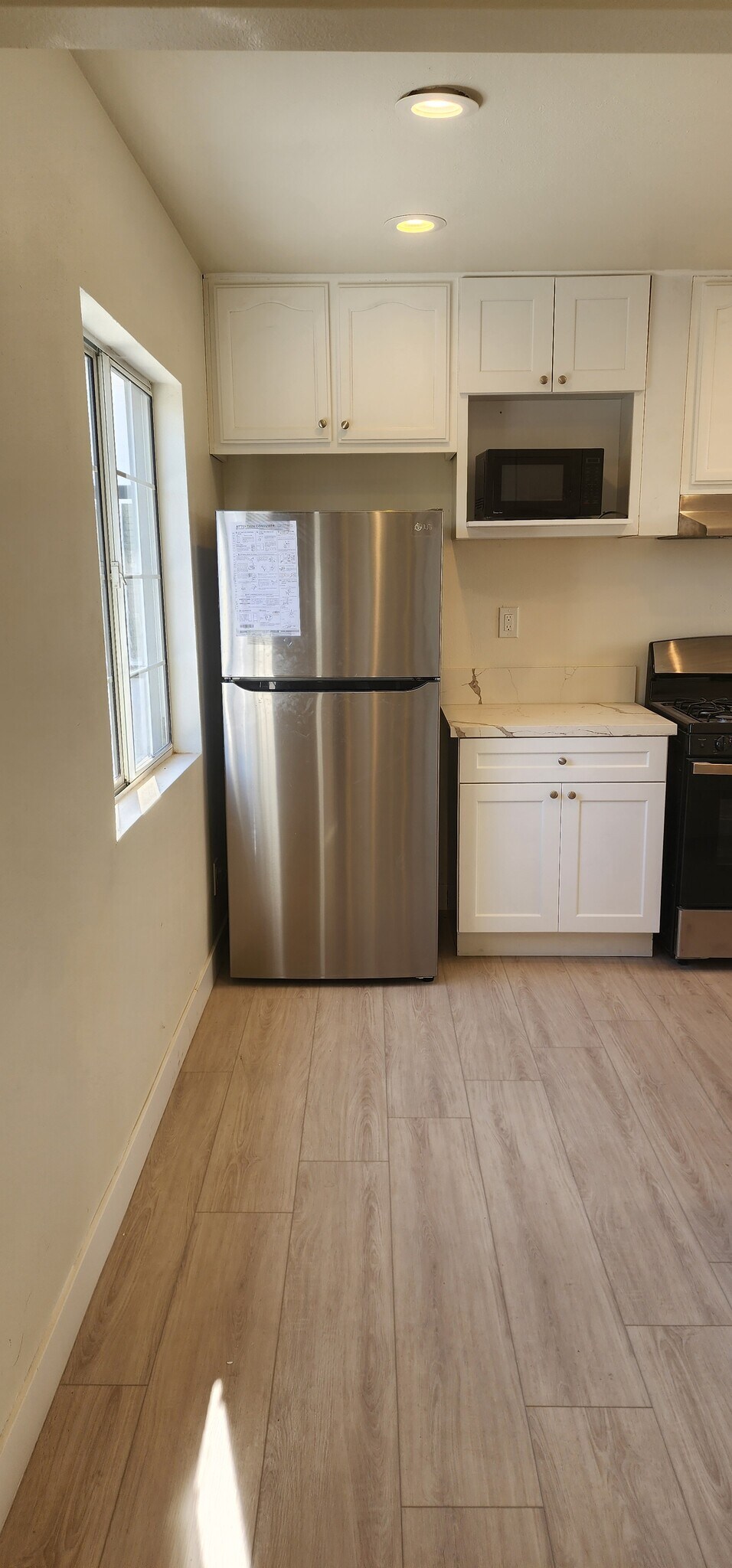 Building Photo - 950 N Kingsley Dr