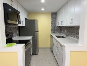 Building Photo - Updated Townhouse on the North End of Hilton Head