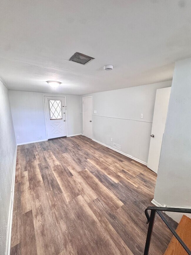 Building Photo - SUPER CLEAN THREE BEDROOM TOWNHOME