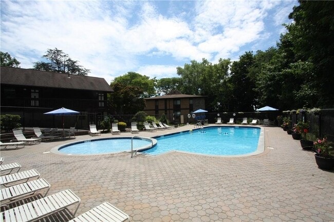 Building Photo - 8 E Lawrence Park Dr