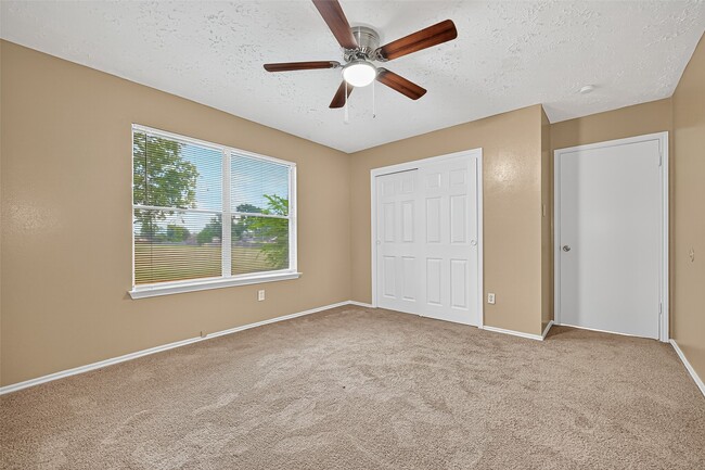 Building Photo - 1926 Woodland Hills Dr