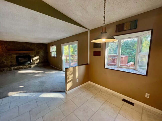 Building Photo - Beautiful 5 Bedroom Ranch Style Home in No...