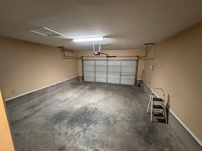 Building Photo - 705 Puig Dr