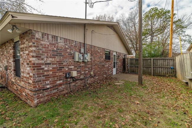 Building Photo - 2 Bedroom 2 bath duplex in East Fayetteville