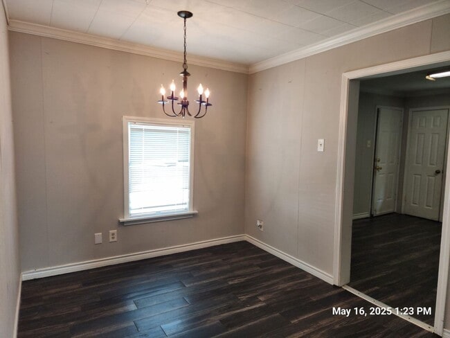 Building Photo - Cute and Cozy Home!