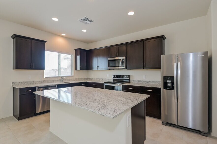 Building Photo - 10854 W Claxton Dr
