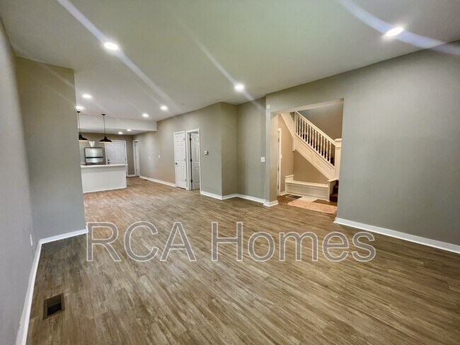 Building Photo - 3835 N Kenwood Ave