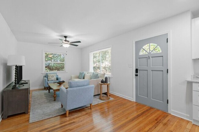 Building Photo - 3 bedroom 2 bath house 1-car garage walk to TMH!! Available in MAY!