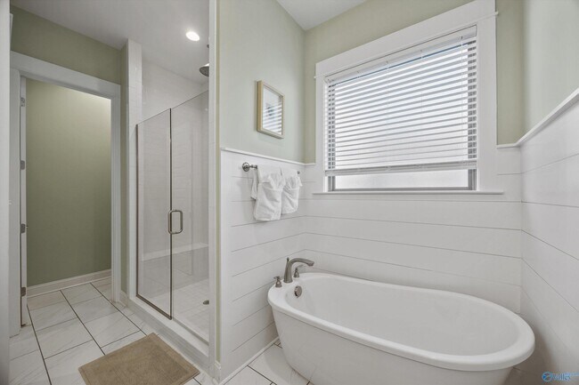 Building Photo - 107 Poydras St