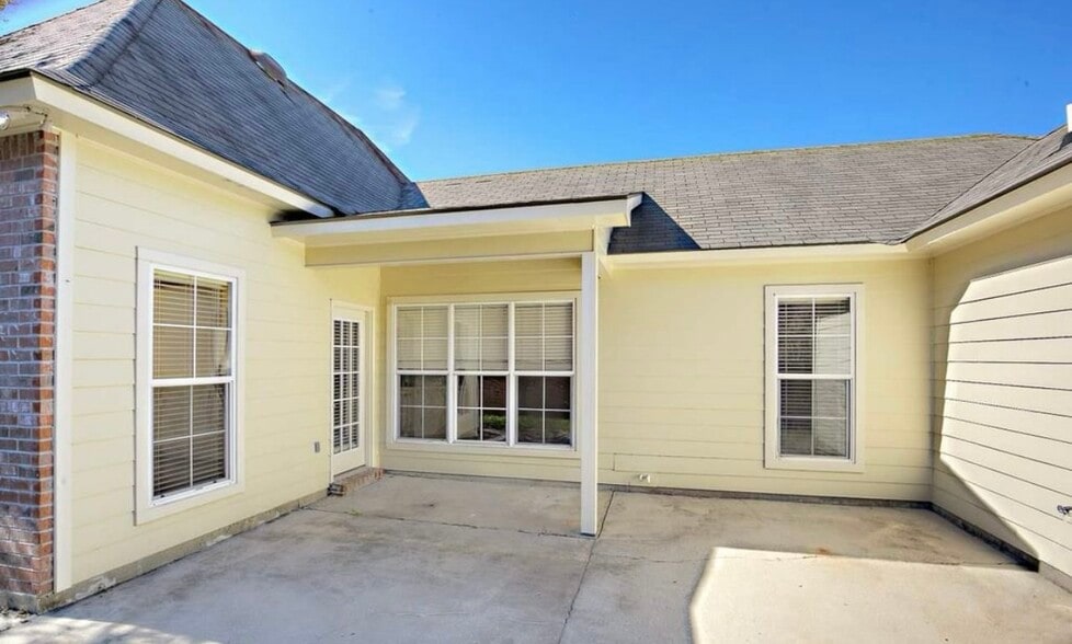 Building Photo - 3858 Southpass Ave