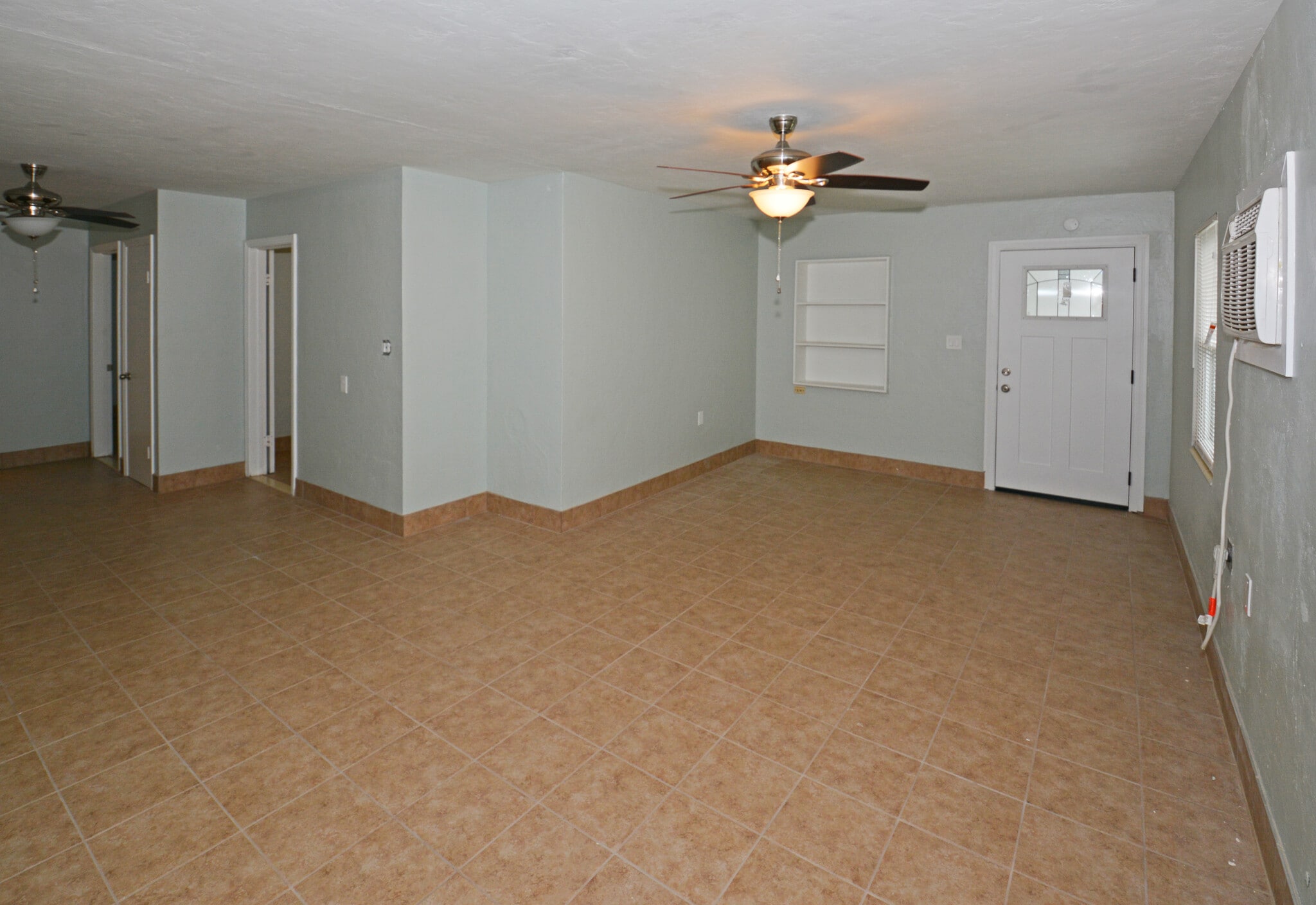 Living room - 5009 TANGERINE AVE S