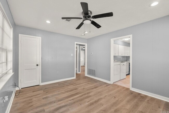 Building Photo - 713 Oakwood