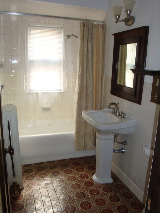 Shower/Bath - 2206 E Stratford Ct