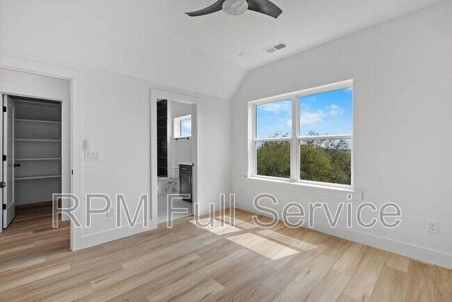 Building Photo - 1241 N Avondale Cir
