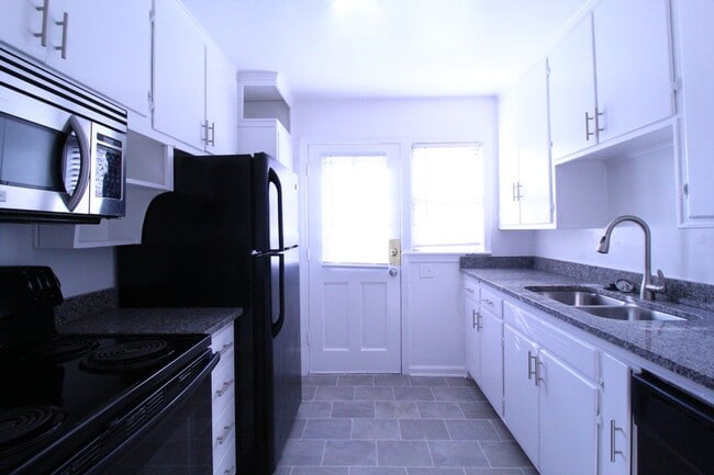 Building Photo - February FREE On This 2 Bedroom 1 Bath Duplex In The Waldo Area