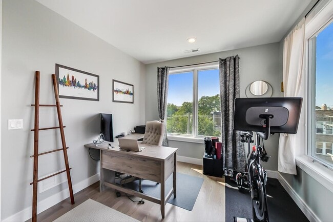 Building Photo - 2429 W Augusta Blvd