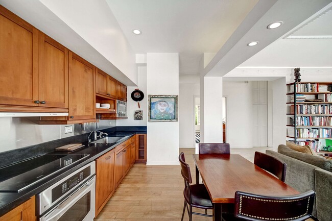 Building Photo - 109 N Sycamore Ave