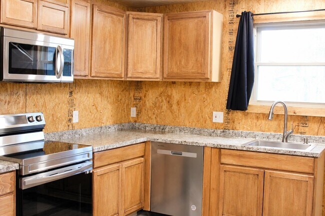 Building Photo - 102 Crestview