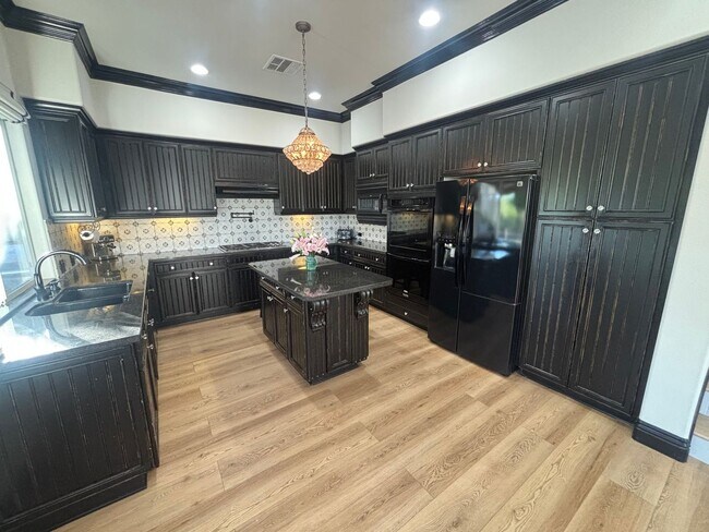 Building Photo - Stunning 5-Bedroom Pool Home with Private ...