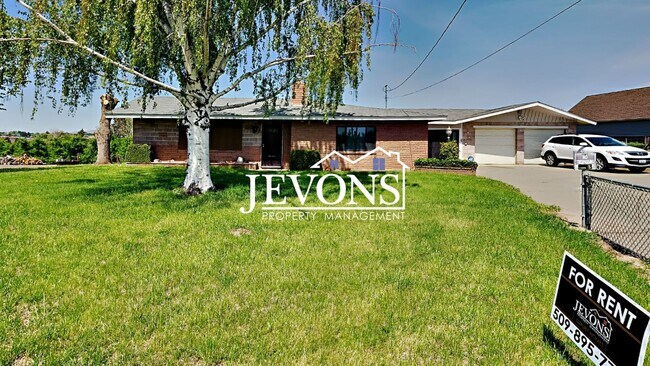 Primary Photo - Inviting 2-bedroom with a fully fenced lar...