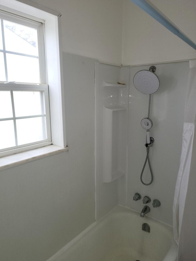 Building Photo - Two Bedroom Home in St Clair Shores - $1,450