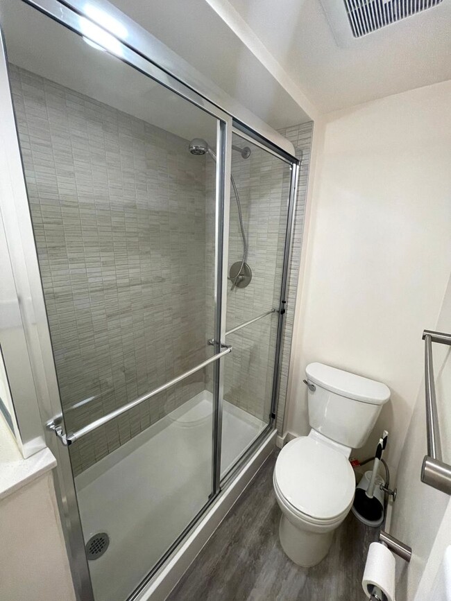 Building Photo - Cozy, Studio , 1 Bath Unit (Available Imme...