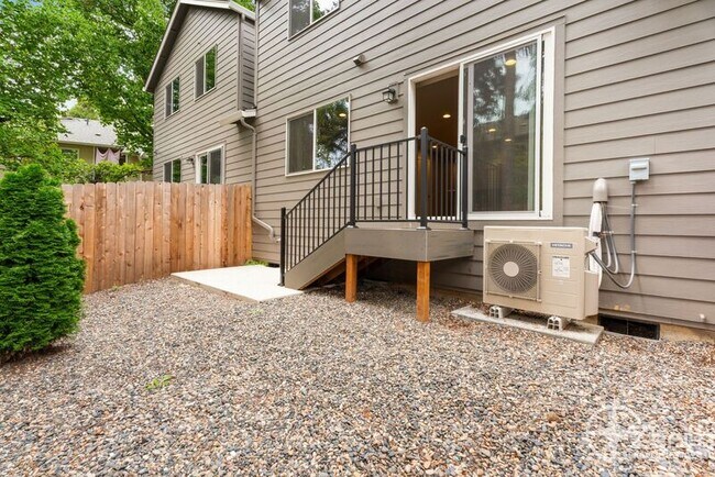 Building Photo - 4712 NE 37th Ct