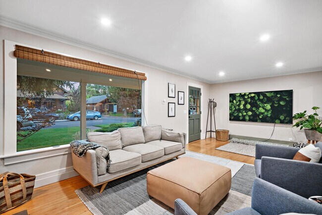 Building Photo - Furnished Downtown Bungalow!