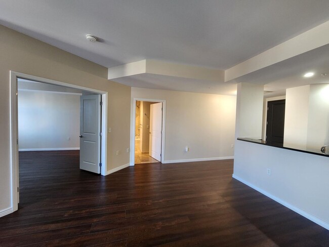 Building Photo - $1000 off Frist Months Rent! Beautiful 1 b...