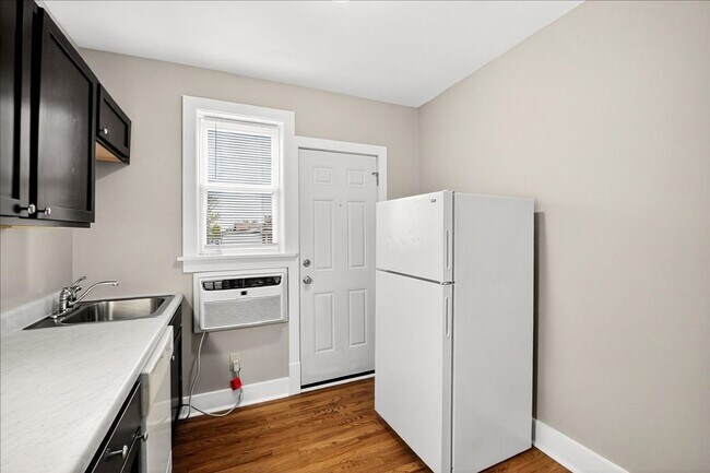 Building Photo - Stu-Stu-Studio!