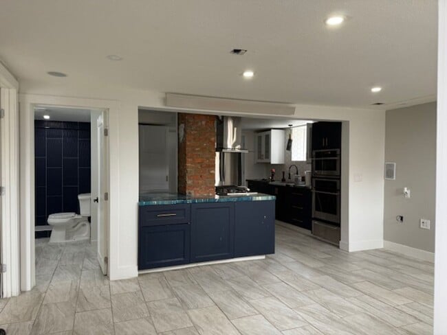 Building Photo - Fifth 801