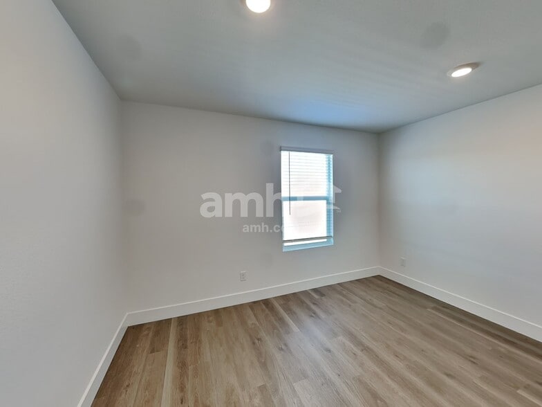 Building Photo - 11053 S Sanaco Ct