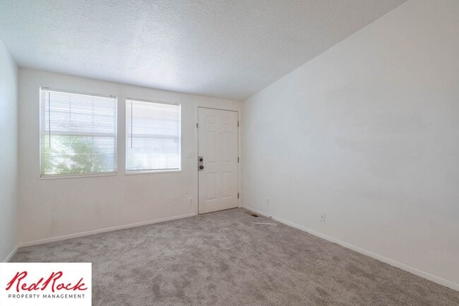 Building Photo - Charming 2 Bed / 1 Bath Apartment in a Prime Location