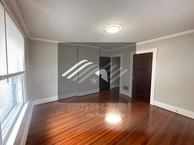 Building Photo - 8 E Hillcrest Ave