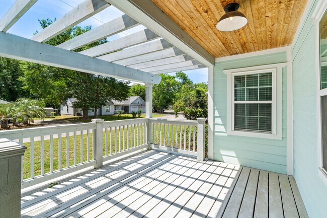 Building Photo - 433 Belle Dr