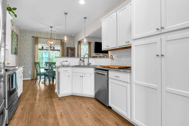 Building Photo - 4 bedroom 2.5 bathroom home close to beaches, shopping, and Marine Corps Bases.