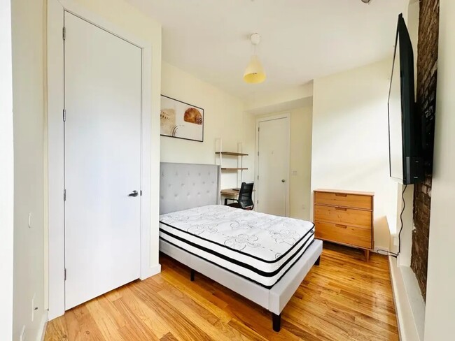 Building Photo - Private Bedroom in a 5 bedroom / 2 bathroo...