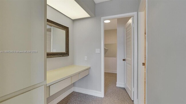 Building Photo - 2500 Parkview Dr