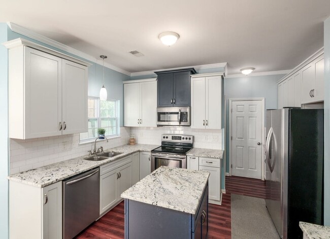 Building Photo - Your Modern West Ashley Retreat!